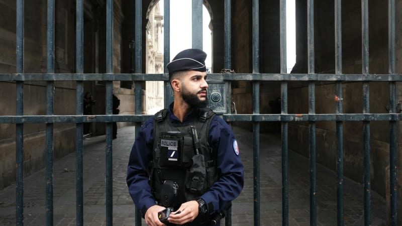 Loupež v Louvru: Policie zadržela dva podezřelé, klenoty se zatím nenašly