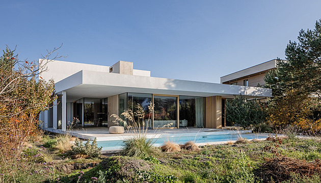 Před zvědavými pohledy je chrání šikmé betonové lamely, výhledu ven nebrání