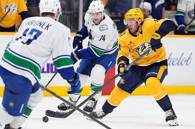 Hronek asistoval u výhry, Slovák Dvorský zapsal premiérový gól v NHL