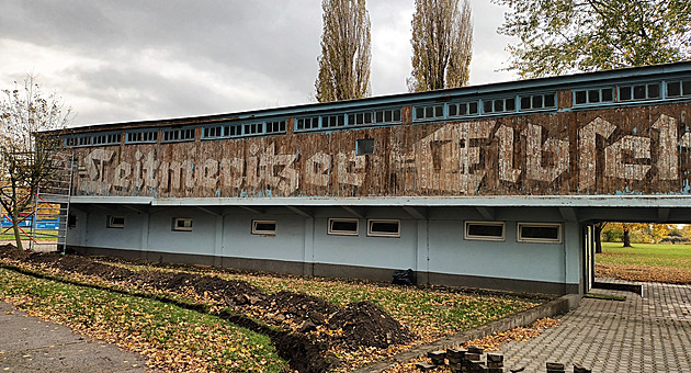 Překvapení pod nánosem laků. Na koupališti objevili stoletou reklamu pivovaru