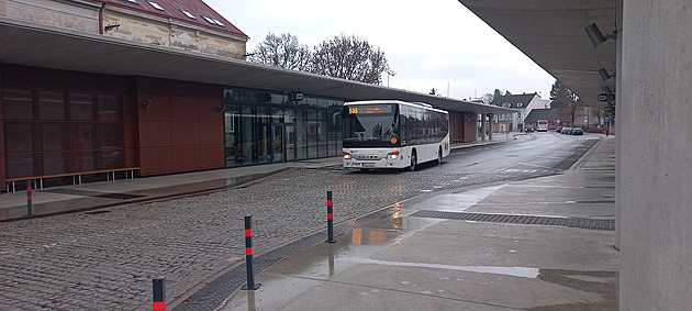 Terminál duchů za 120 milionů. Denně tu staví deset spojů, zatímco v centru stovka