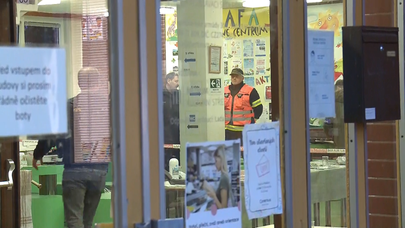 Vybuchlo to a popálilo malou holčičku. Svědci popsali okolnosti neštěstí v hradecké škole