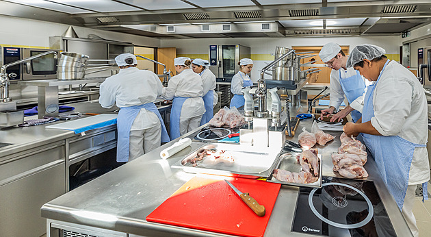 Chceš obědvat? Přispěj kuchaři na mzdu. Škola chce po rodičích pět tisíc, ti se zlobí