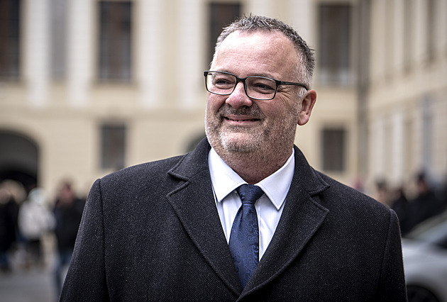 Adept na ministra se na Hradě omlouval za češtinu. Mluví jí měsíc, zažádá o občanství