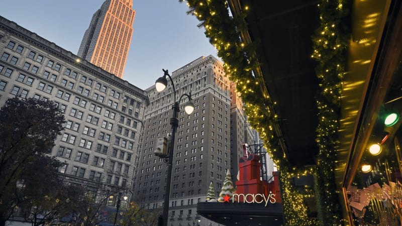 Američané se letos na Vánoce uskromní, i tak utratí mnohem více než Češi. O kolik?