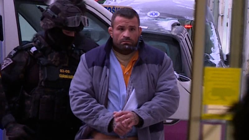 EXKLUZIVNÍ ZÁBĚRY: Vémola má fixaci čelisti, na vyšetření dorazil v ozbrojeném doprovodu