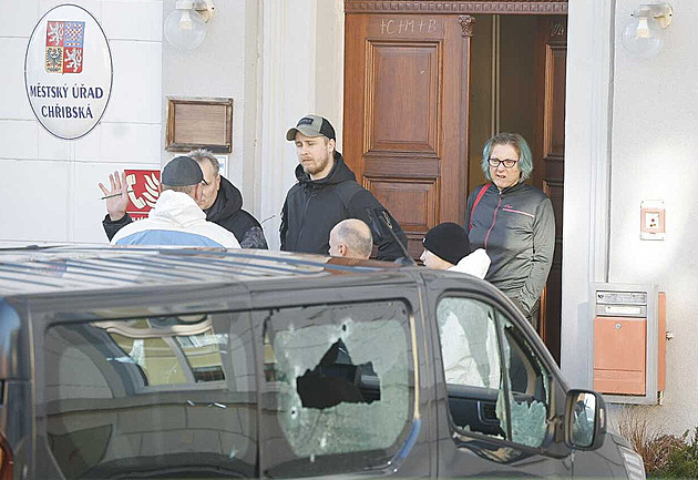 Pro oběť střelby v Chřibské chce hejtman vyznamenání, starosta zůstává v nemocnici