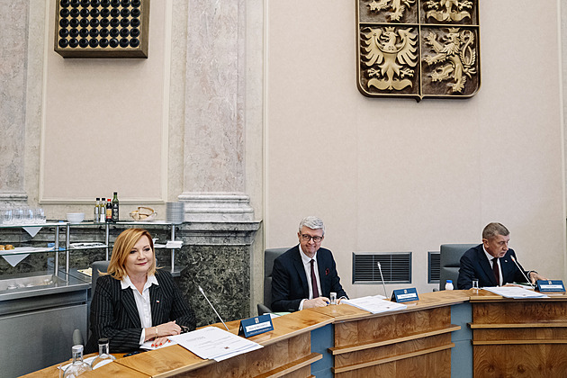 Vláda schválila návrh státního rozpočtu. Počítá se schodkem 310 miliard korun