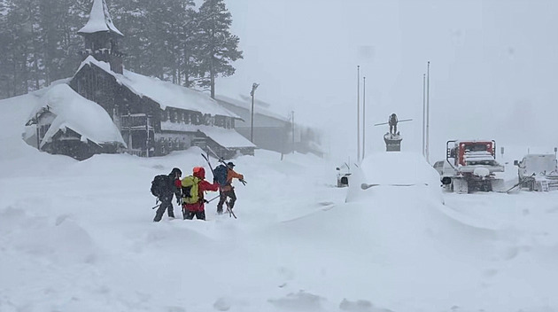 V Kalifornii našli po pádu laviny šest lyžařů, dalších deset se pohřešuje