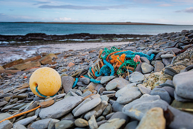 Moře vyplavilo na pláž u Skotska plasty z 60. let. Dobrovolníky udivilo množství