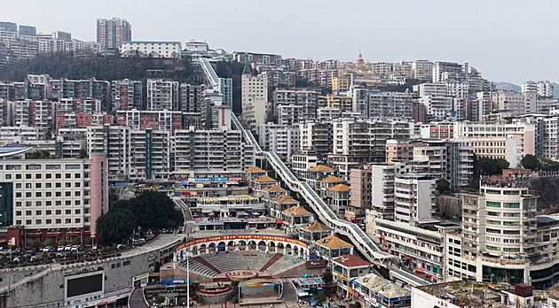 Připravte se na jízdu. V Číně otevřeli téměř kilometr dlouhý eskalátor