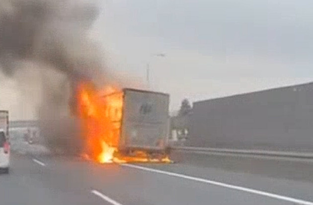 Požár kamionu s papírem omezil provoz na D8 u Prahy. Hašení trvalo delší dobu
