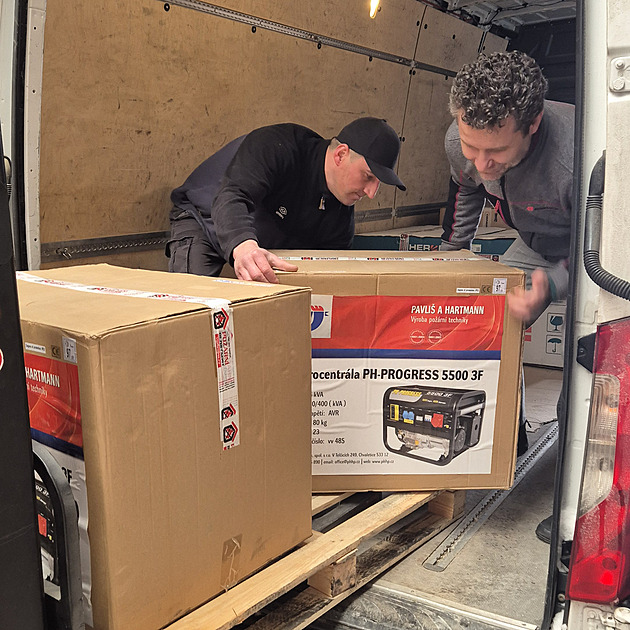 Boj o čas i elektřinu. Žďár poslal do partnerského Chustu devět nových centrál