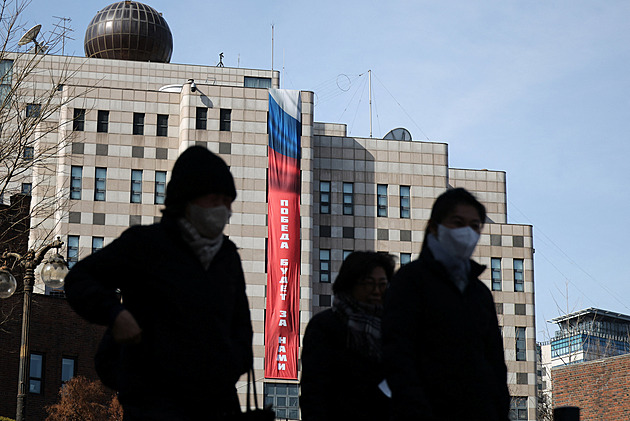 Vítězství bude naše, vyvěsilo si Rusko na ambasádě v Soulu. Město protestuje
