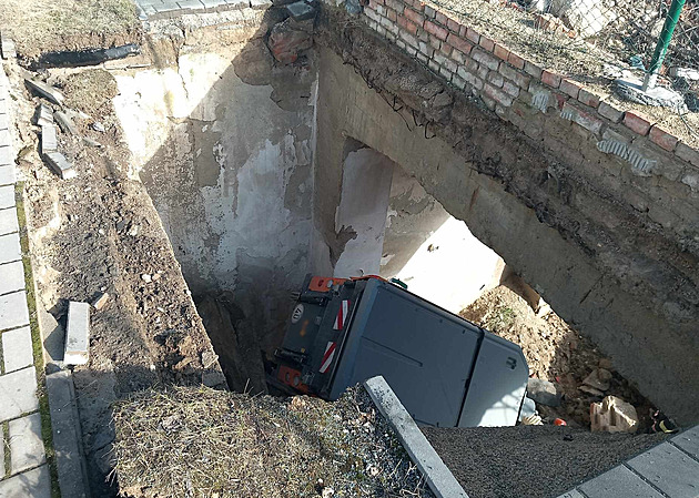 Pod zametacím vozem se v Brně propadl chodník, stroj z díry vytáhli hasiči