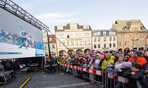 Plné náměstí ve Vrchlabí vítalo doma medailistky z italské olympiády
