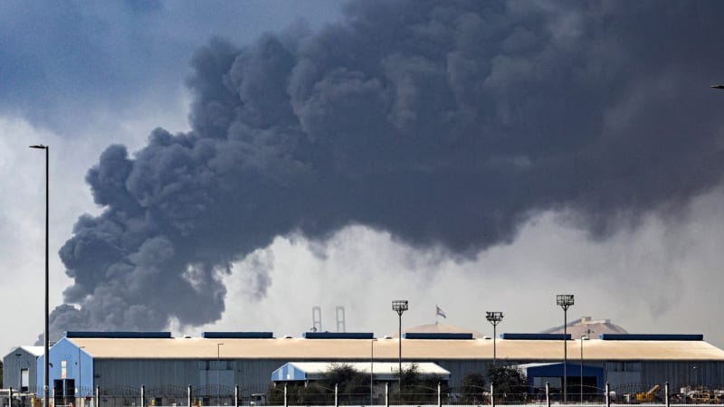 Dubaj se proměnila v město strachu. Lidé prchali s čivavami v drahých autech, píše Politico