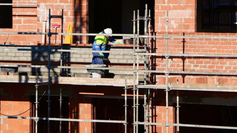 Stavební krize v Česku: Povolení rekordně ubývá. Byty i nájmy výrazně podraží, varuje ČNB