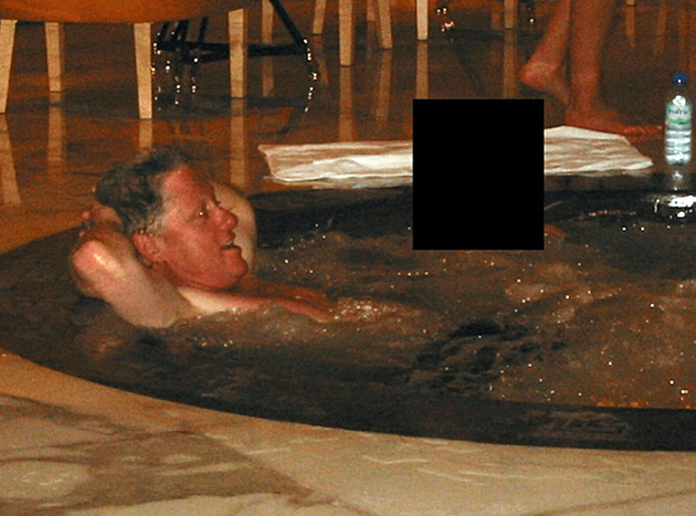 Clinton zmínil Trumpa i fotku ve vířivce. V USA zveřejnili videa výpovědí o Epsteinovi