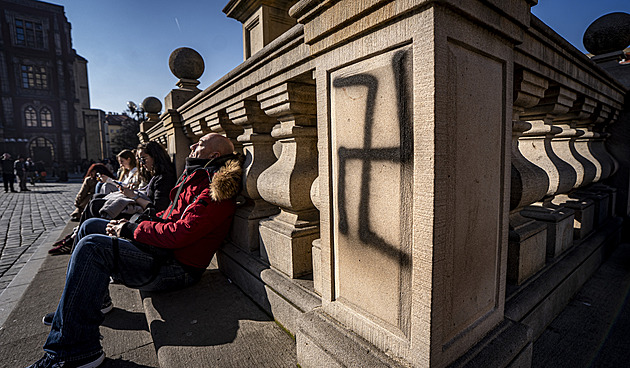 Na mariánský sloup někdo načmáral antikřesťanské symboly, vandala hledá policie