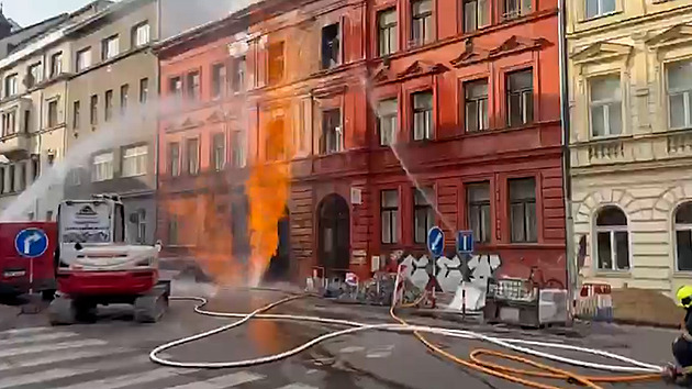 Požár poblíž ministerstva vnitra. Od hořícího plynu chytly i dva domy