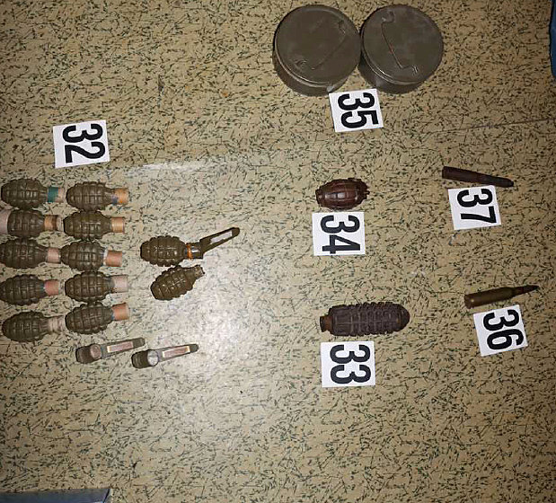 Muž hrozil vystřílením úřadu. Doma měl arzenál zbraní včetně pistolí a výbušnin