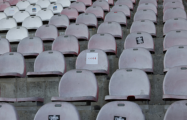 Před derby pokrývá sedačky mech. Brněnské kluby chtějí po městu opravy stadionu