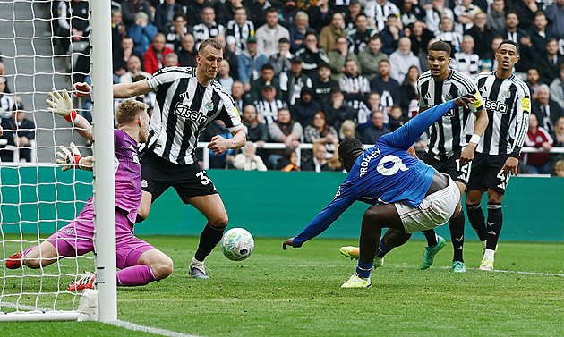 ONLINE: Sunderland otočil na Newcastlu, West Ham ztrácí. Hraje i Tottenham