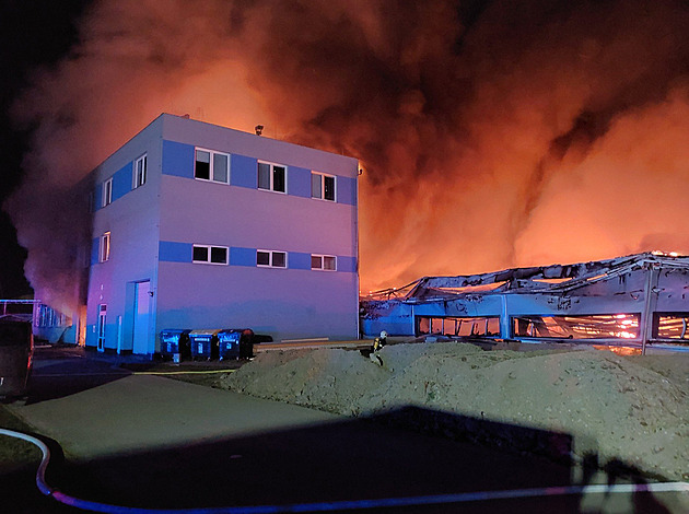 Škody po požáru ve zbrojní LPP Holding jdou do stovek milionů, výroba pokračuje