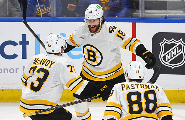 Zacha rozhodl prodloužení na ledě Buffala, Pastrňák zazářil třemi body