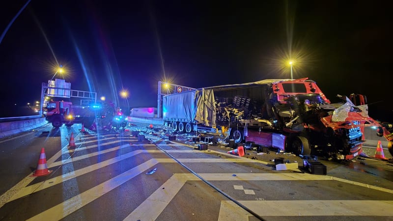 Vážná nehoda uzavřela Pražský okruh. Náklaďák narazil do vozidla dálničního značení
