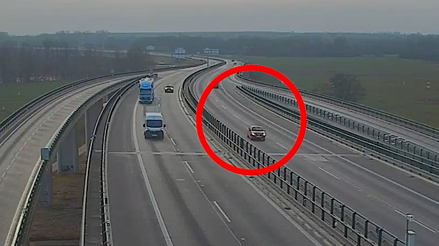 VIDEO: Senior zazmatkoval a najel na dálnici do protisměru, policistům nezapíral