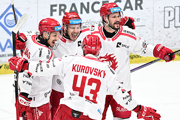 Třinec si v Hradci po prodloužení zajistil semifinále. Liberec má proti Varům mečbol