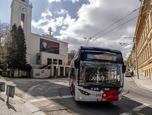 Nová trolejbusová linka v Praze. První spoj jel plný, nadšenec na něj čekal dvě hodiny