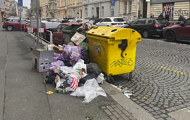 Nádoby na tříděný odpad se rychle plní, někde už popeláři jezdí každý den