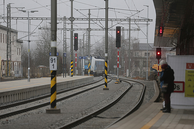 Na koridoru u Kolína srazil vlak člověka, část spojů jezdí odklonem