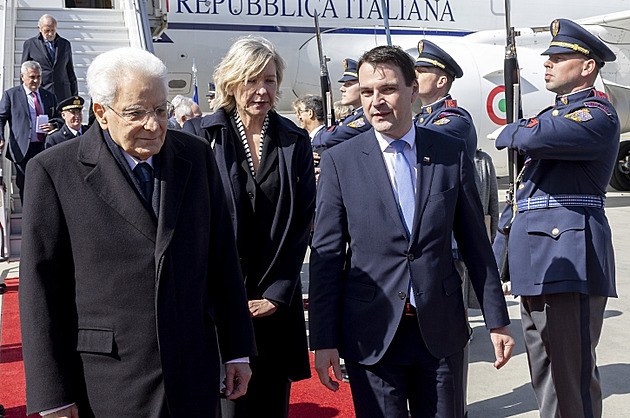 Do Česka přiletěl italský prezident Mattarella, na letišti ho vítal Macinka