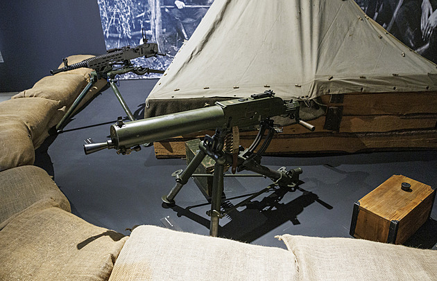 OBRAZEM: Uvidíte je teď a pak už možná nikdy. Policie ukazuje staré frčky i motorky