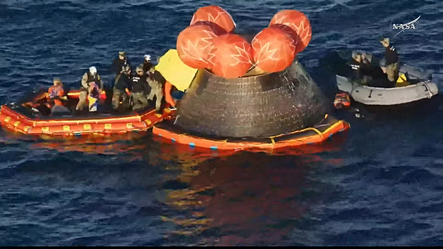 Zvládli přetížení i plazmu. Astronauté mise Artemis II se vrátili po obletu Měsíce