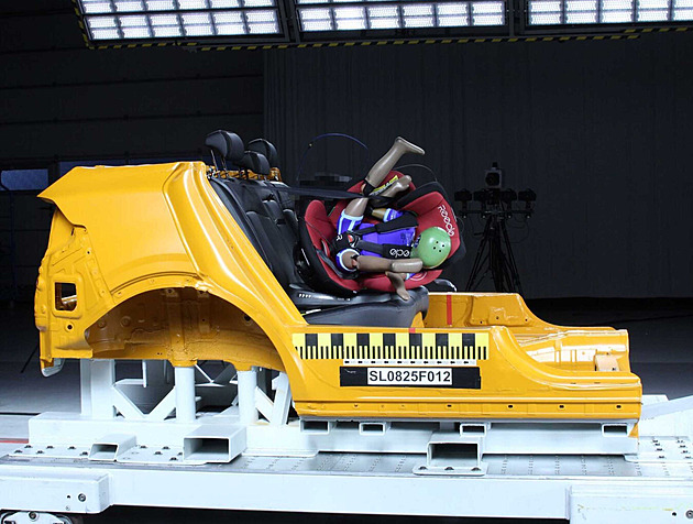 Autokluby varují před nebezpečnými dětskými sedačkami. Koupíte je i v Česku