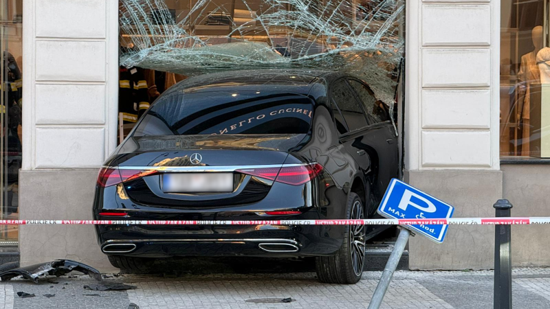 Žena v centru Prahy vjela do luxusního obchodu výlohou. Policie zjišťuje, jak se jí to povedlo
