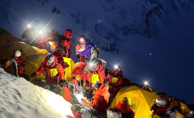 Rekordní sezona. Na Everest vystoupalo přes tisíc lidí, neodradil je ani zvýšený poplatek