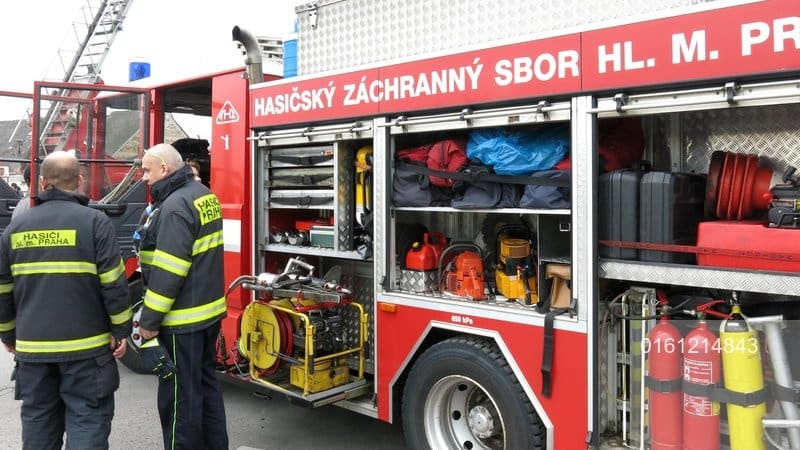 Požár zahrádkářské kolonie v Brně. Zasahuje vrtulník s bambi vakem, na místě jsou zranění