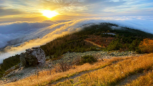 Konec tropicky teplých dní? Podle meteorologů můžou ještě přijít
