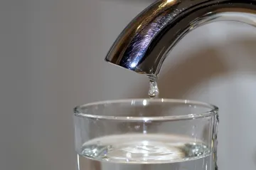 Vodu z vodojemu Odolena Voda není možné používat k pití kvůli nadlimitnímu olovu