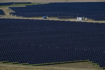 Na jihu Čech vznikla třetí nejvýkonnější solární elektrárna v zemi, panely se natáčí za sluncem
