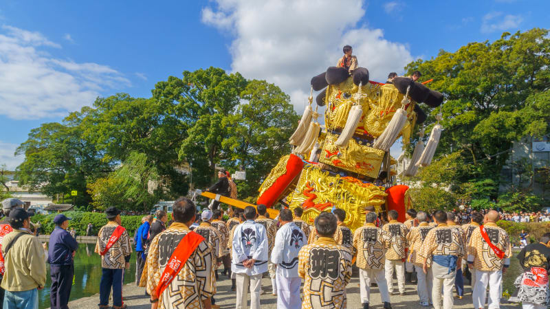 Neštěstí při tradiční japonské oslavě: Zástupce starosty zavalil alegorický vůz