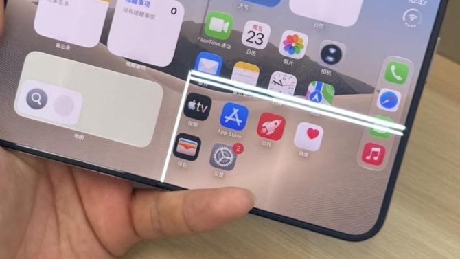 Prasknutí a dvě čáry na displeji. I takto může skončit váš iPhone Duo, pokud máte štěstí na vadný pant